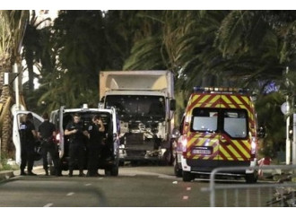 Il terrorismo islamico colpisce ancora la Francia
Tir si lancia sulla folla a Nizza: almeno 84 morti